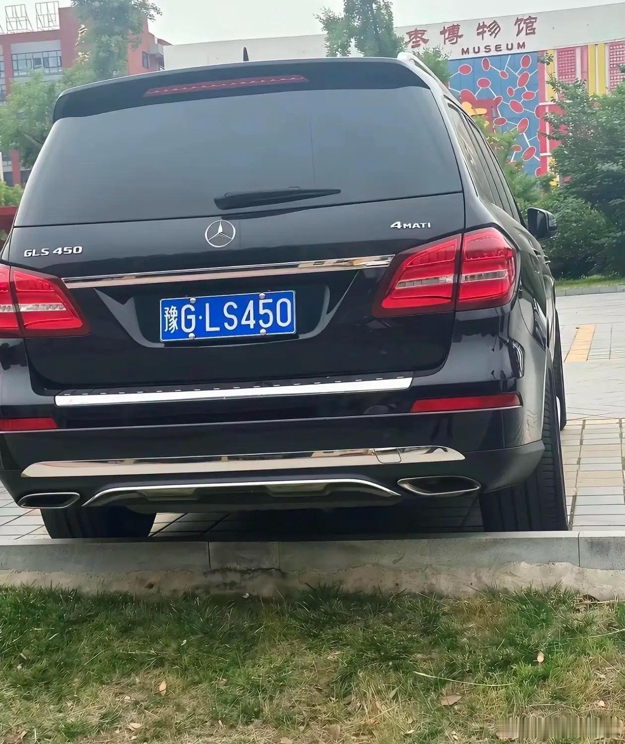 车牌一般，但是挂这车上就不一般了 ​