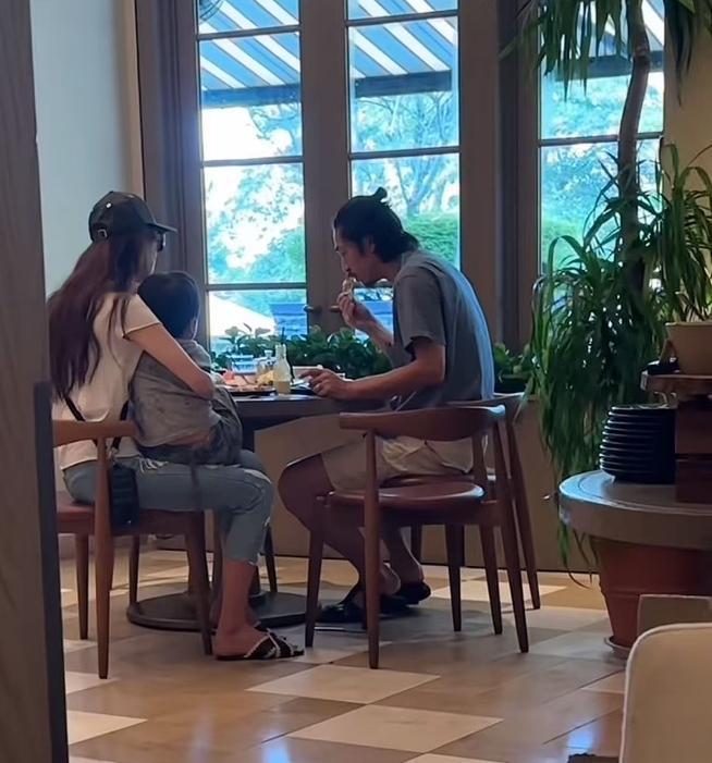 有网友在新加坡，撞见林志玲一家三口，她4岁的儿子非要坐在她怀里，她一口一口