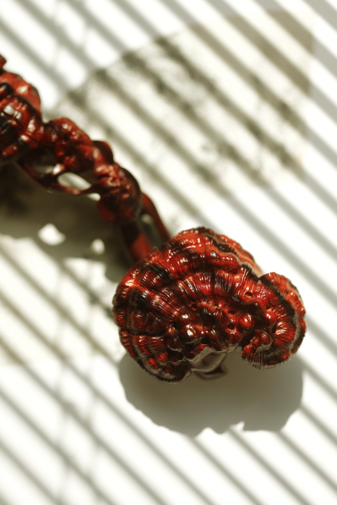 小叶紫檀|灵芝如意紫檀雕琢而成，柄首呈灵芝状，雕刻纹理如流水似流云，细腻精致