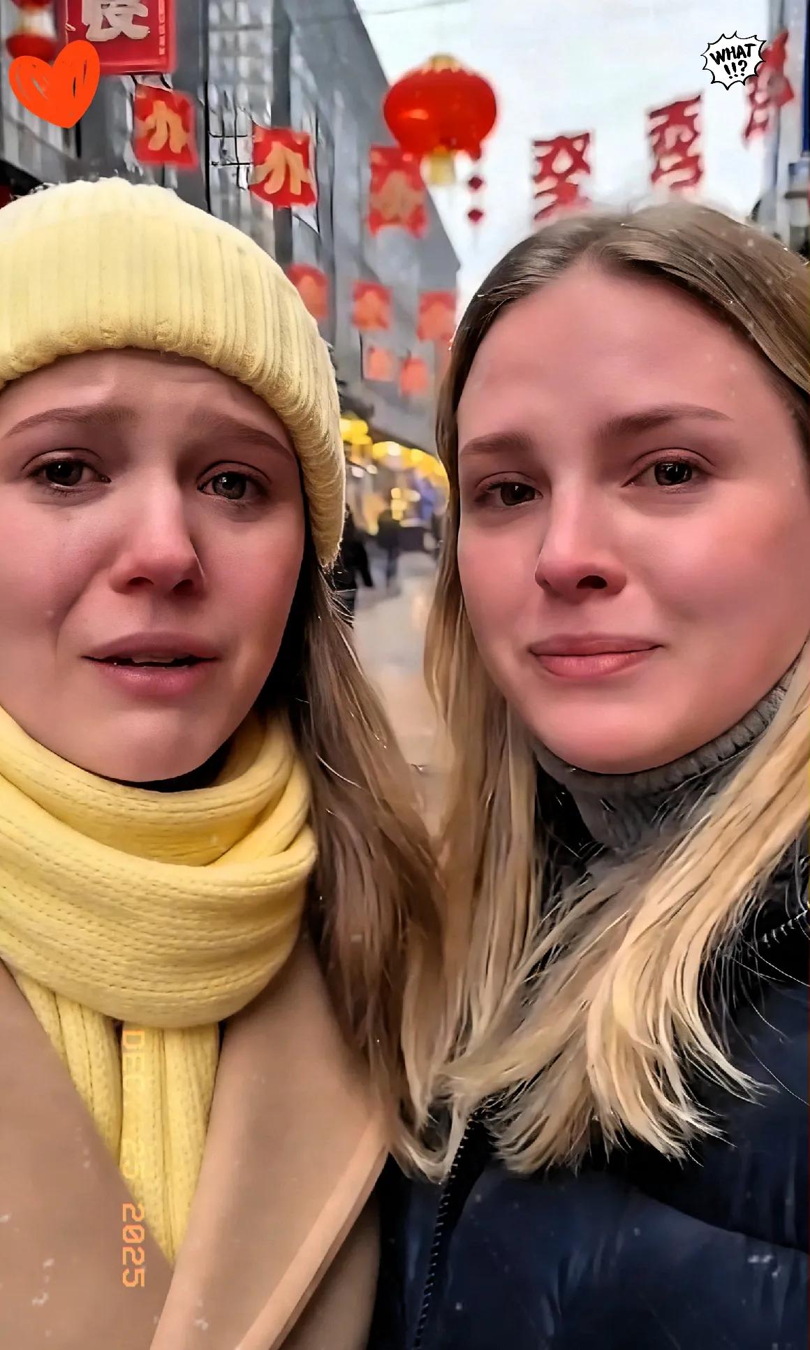 两名乌克兰女孩站在街头，用不太流利的中文哽咽着诉说遭遇：她们在乌克兰的家被炸成了