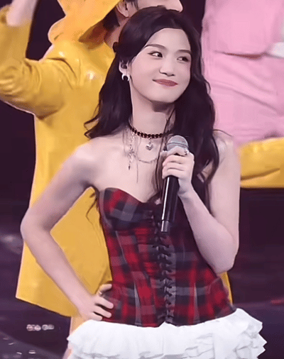 本来看一个频道我不确定的直到刷到了另一个舞台妆造卢昱晓确实变样了一个古装