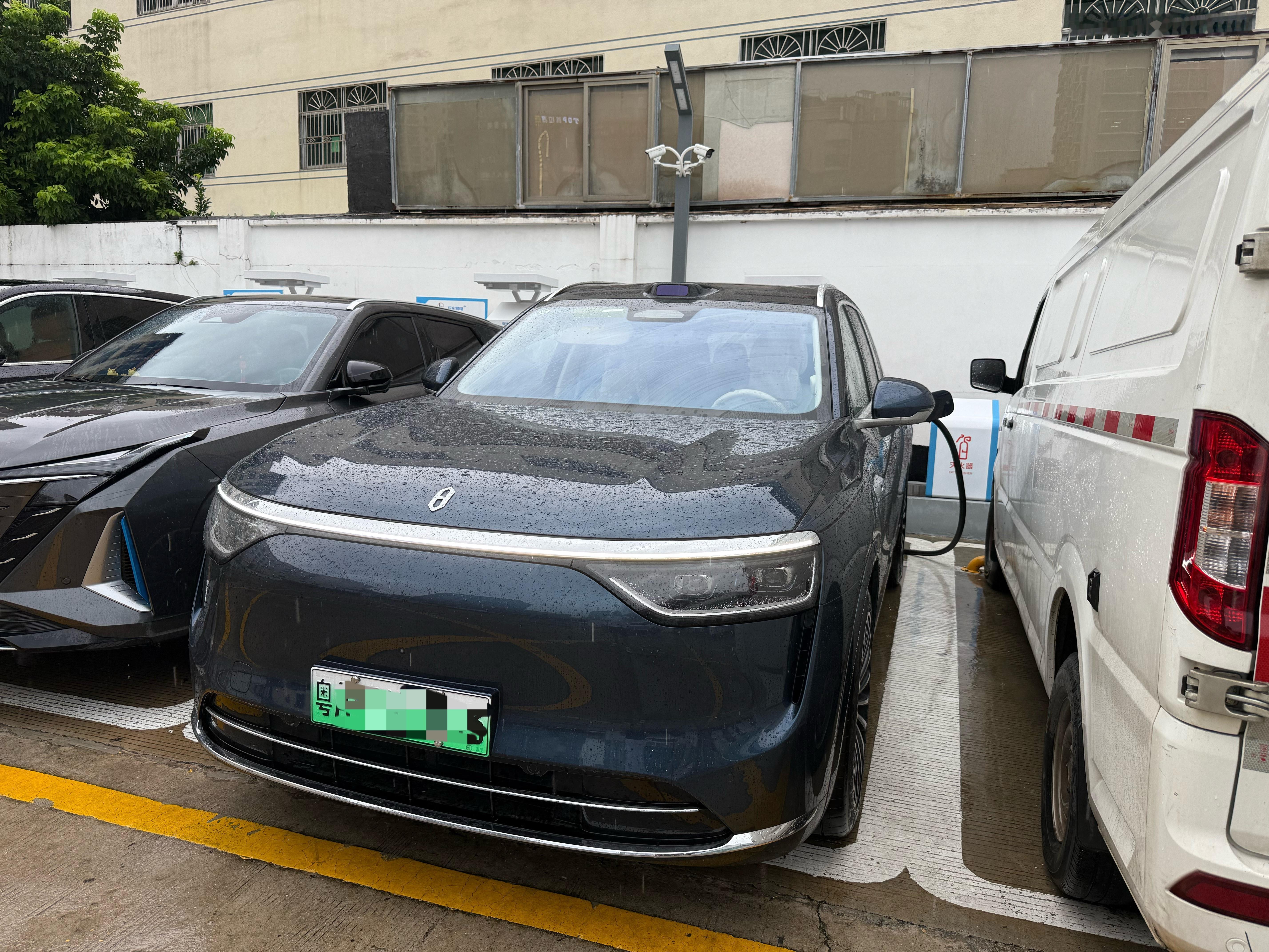 第一次用中石化自营的充电站充电也是液冷桩，240kW的功率充完电再顺便加个油，一