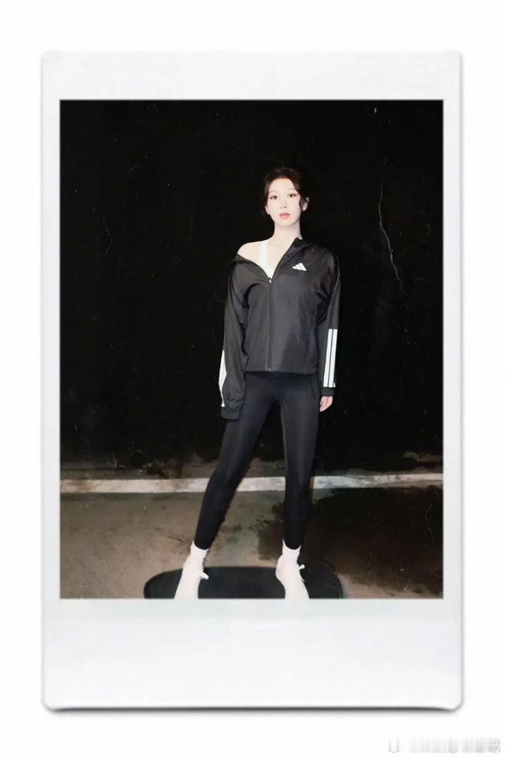 杨紫连穿阿迪达斯都很滑稽时装周机场照