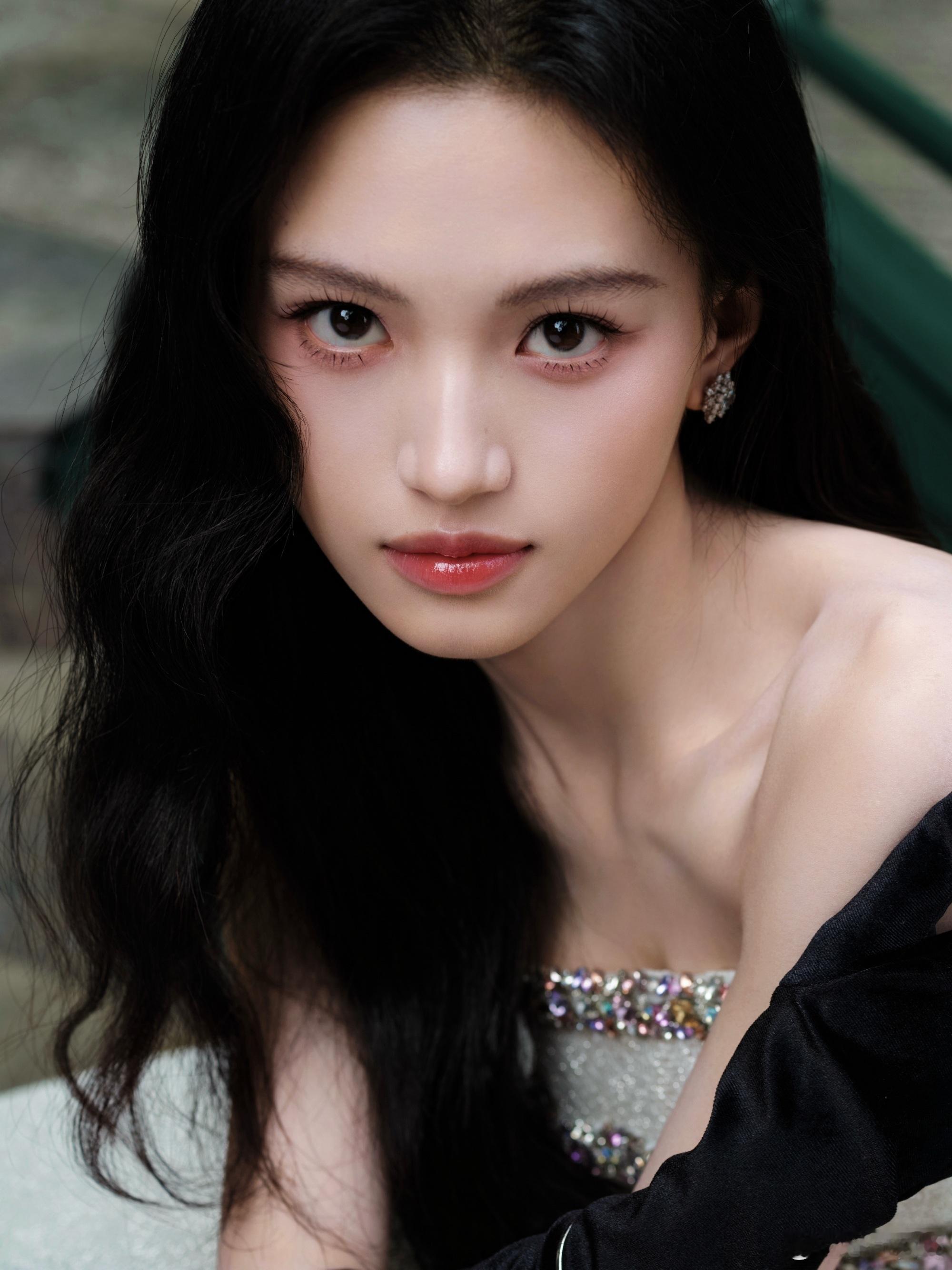 沈羽洁现实版落跑千金没错了哇塞！今天沈羽洁也太美啦，白色礼裙一穿，海藻长发一甩，