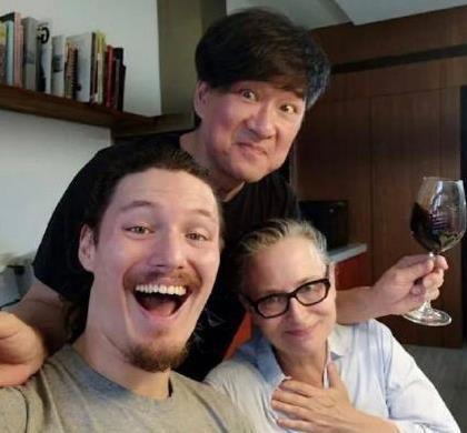 周华健儿子结婚，曝光和老婆结婚照，长相完全没有亚洲人的基因，比亲爹还显老。直到
