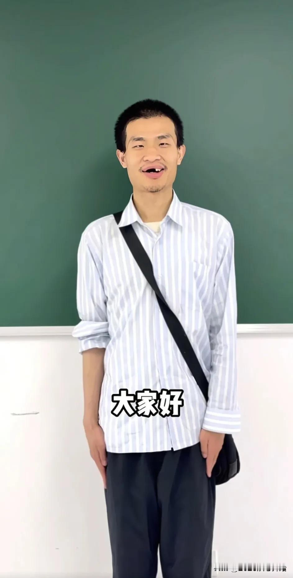 很佩服韦东奕，他终于入驻抖音了，与大家及时分享数学知识。那天，韦东奕站在黑板前