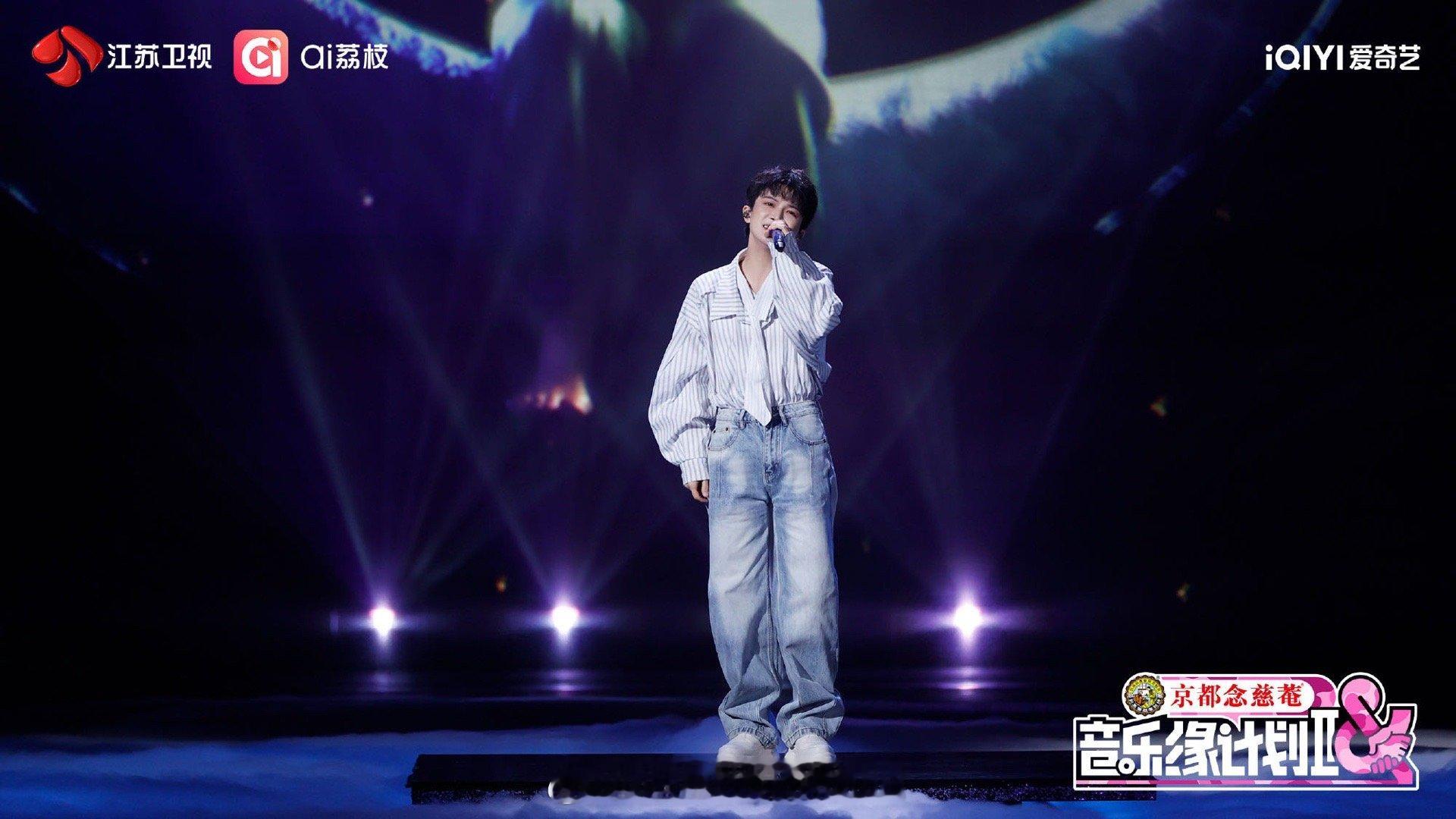 周深用全部身家留下给粉丝的歌当水木年华《地球没有你》响起，周深在歌词里看见了自