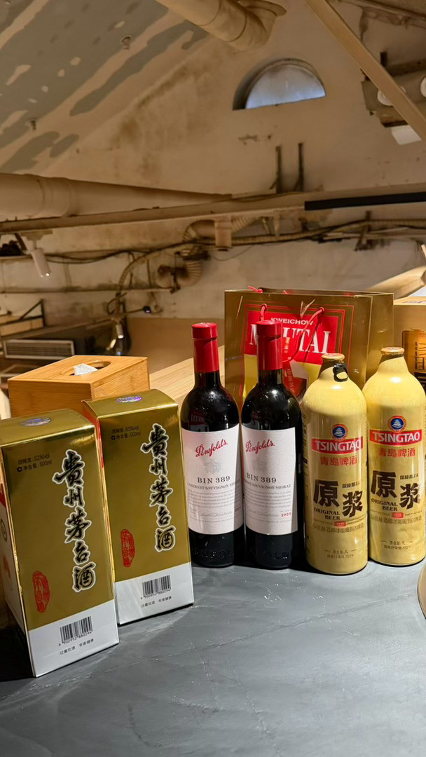 哈哈哈回无锡的第一顿饭四个人喝这么多​​​