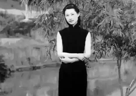 1990年，于凤至浑身插满了管子，她的女儿抱着她哽咽：能不能再等等。1990年