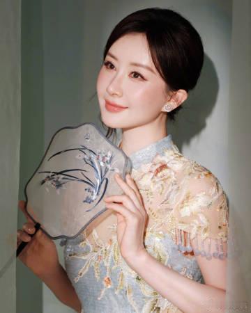 舒畅好标准的中式美人舒畅旗袍身段舒畅完完全全就是超级标准的中式美人，穿上旗袍真