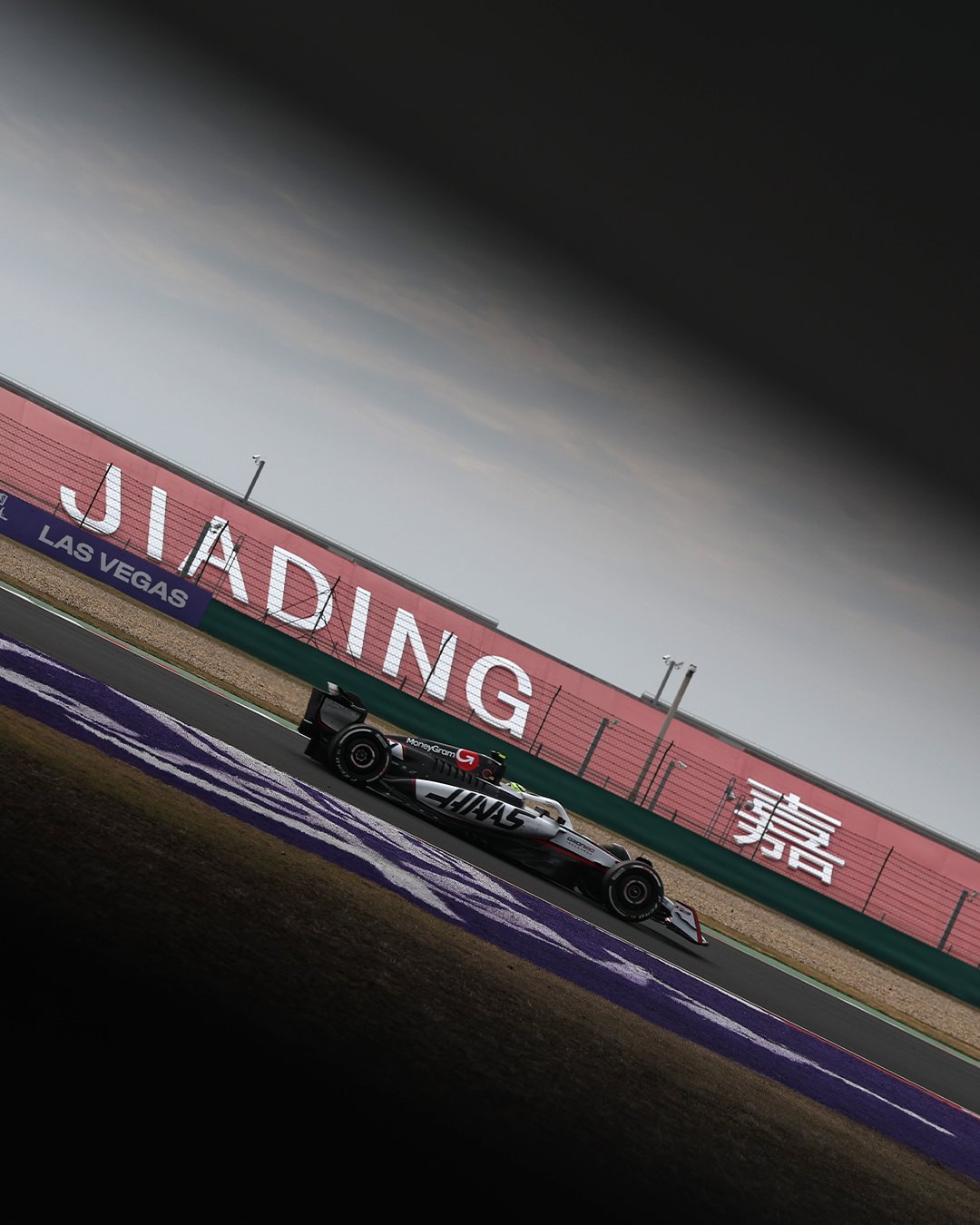 一年一度的5.451公里“上”字赛道，1.2公里超长直道，为期三天的F1中国站揭