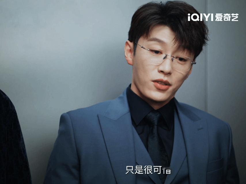 表面按电梯实则背后抱难怪大家都在疯狂磕这对！卢昱晓和代旭同框氛围感直接拉满，哪