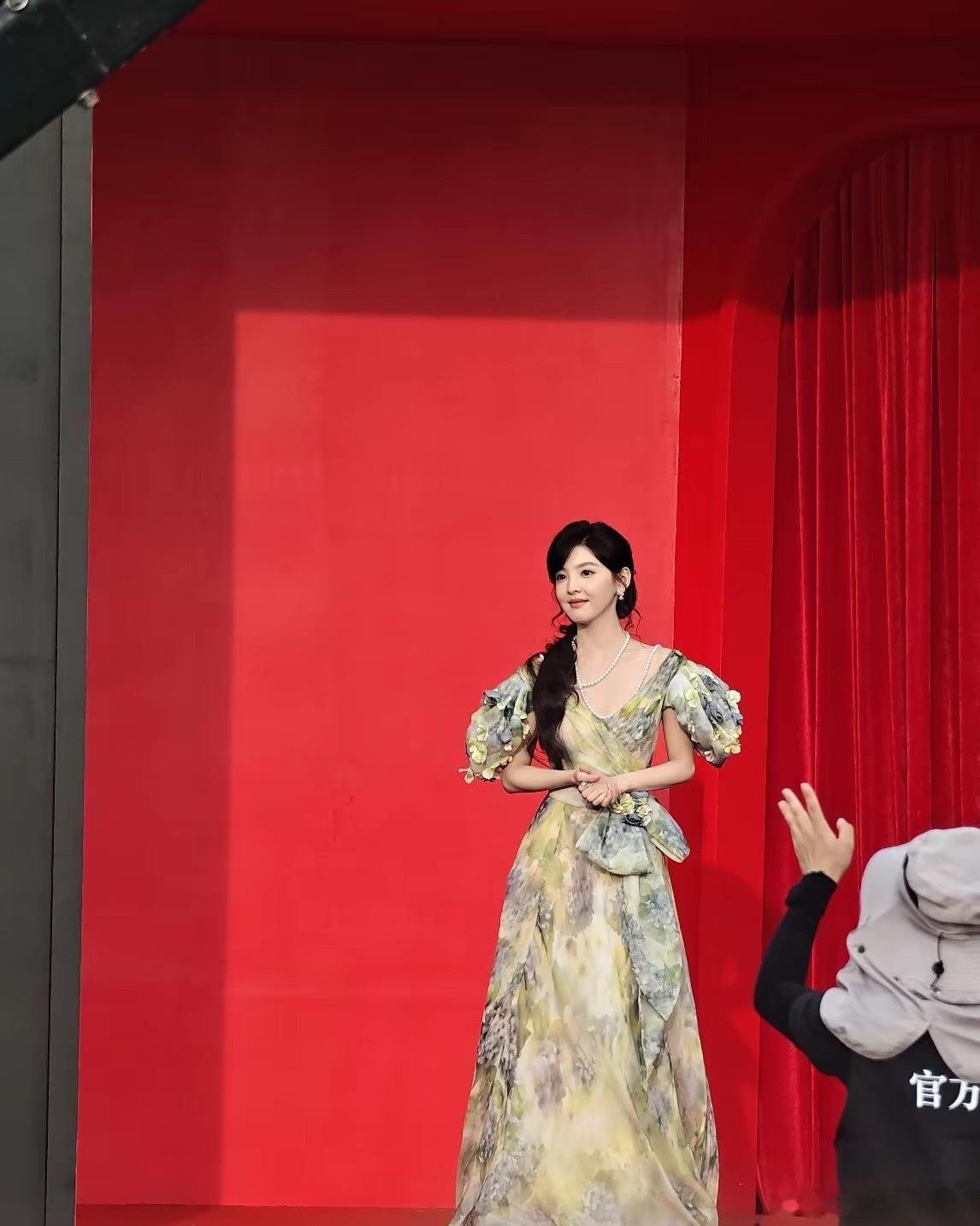 章若楠她把武汉BazaarGala2026的芭莎之夜红毯活动，走成了一帧会呼吸的