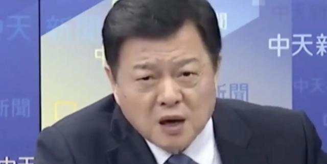 台湾名嘴周锡玮曾表示，郑丽文遇到好时候，因为中国大陆太强了，在全世界唯一能跟美国