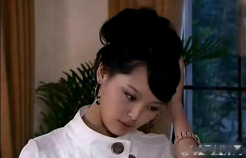 《丑女无敌》里的辛芷蕾，当时嘴唇没起泡，状态可好，剧里表现很亮眼​​​