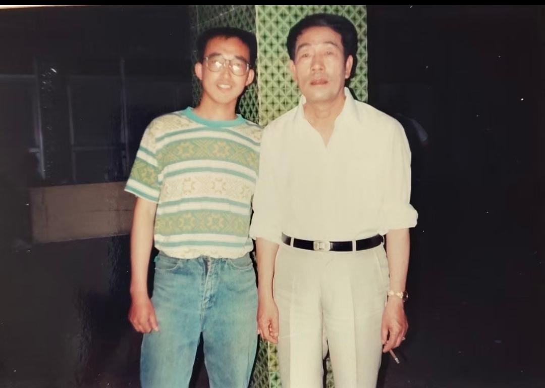 1995年，杨少华和粉丝，一张罕见的合影，彼时的杨少华已经年过花甲，距离他真正全