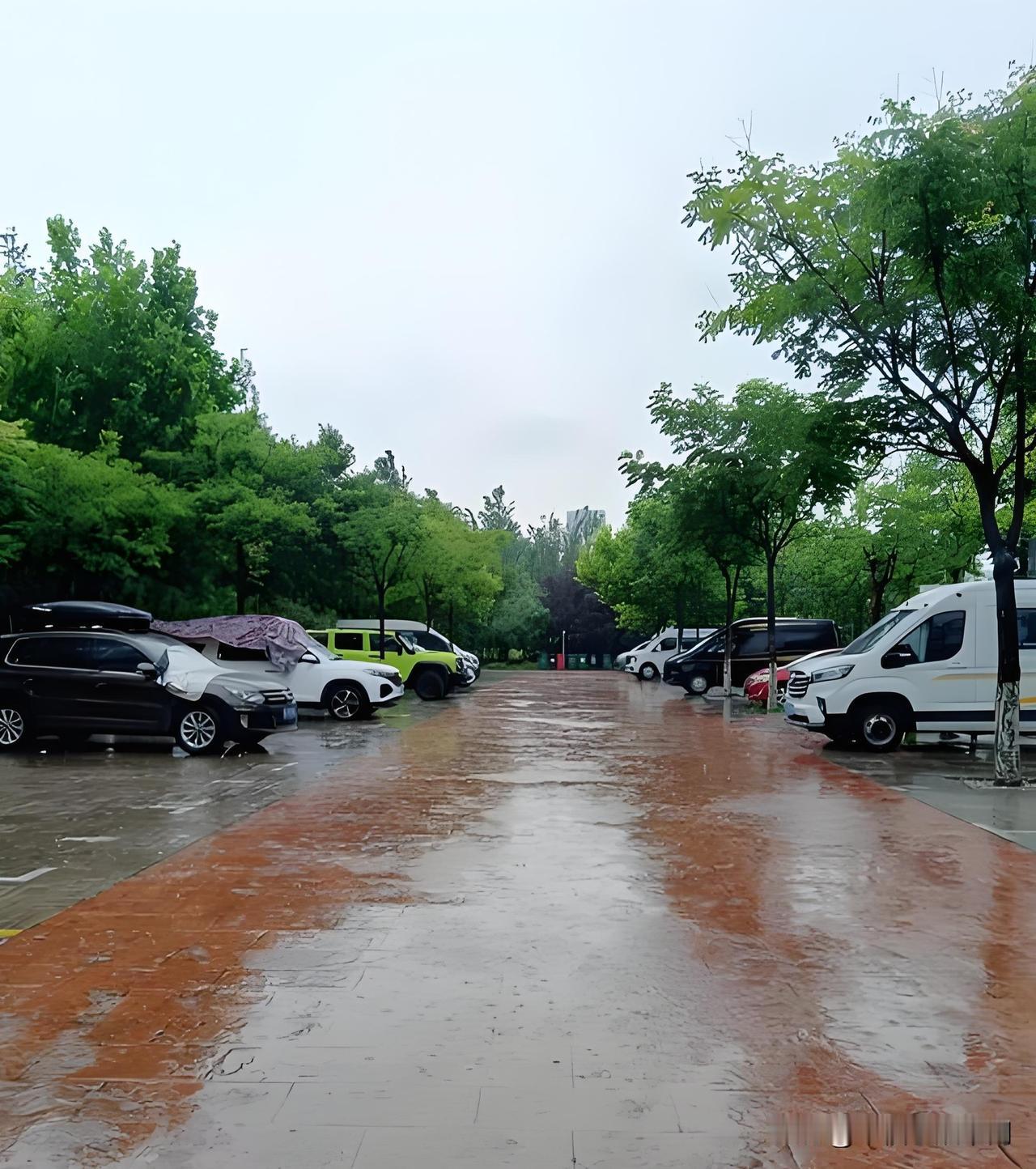 中元节一场中元雨，道尽人间离别思念。有没有发现，每到中元节前后，常常阴雨绵绵