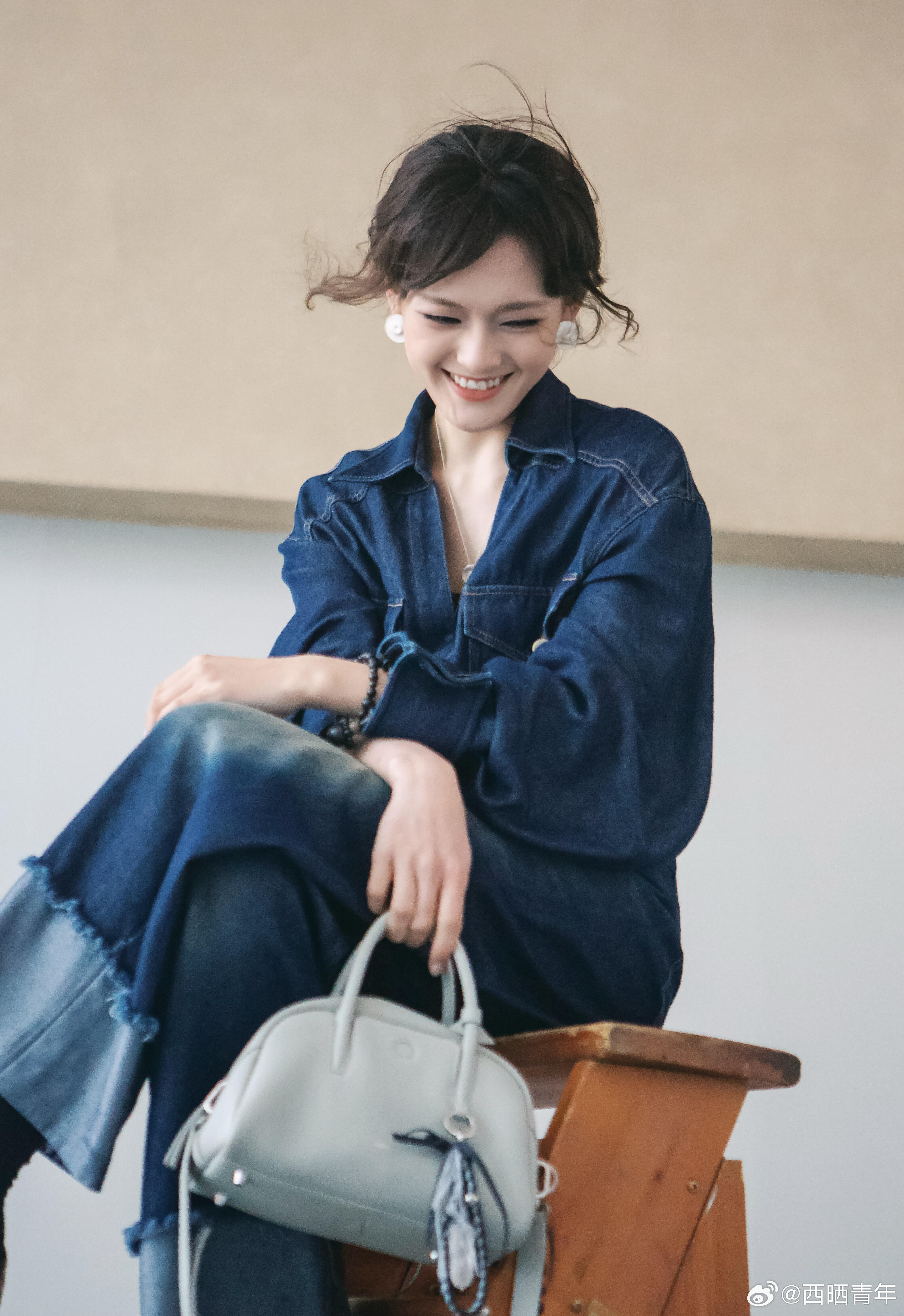 灵气的人，连发丝飞扬的角度也是动人的。文淇的拍摄花絮，由摄影师阿江抓拍。