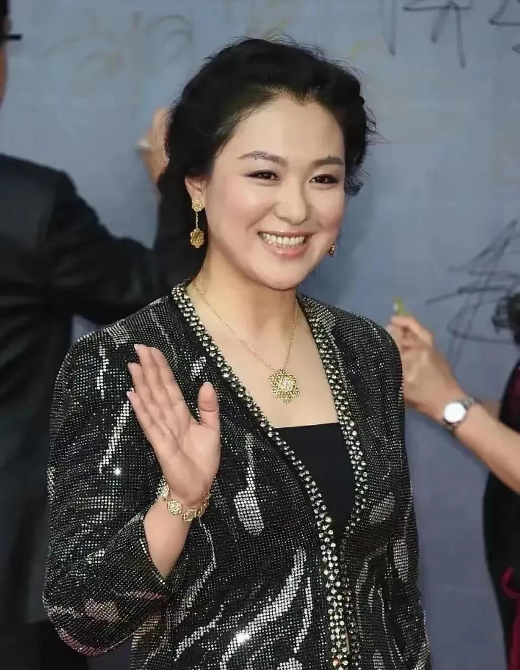 她看起来长的这么普通，又没有倾国倾城的容颜，身材也发福，特别是腰又圆又粗的，怎么