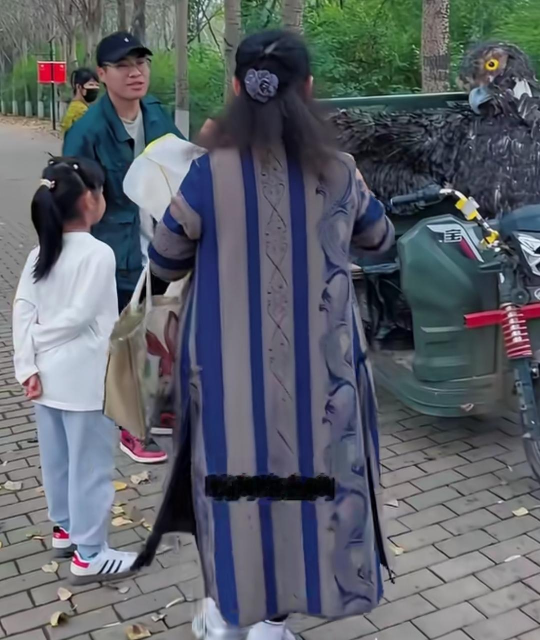 东北的大雕意外火了，主要是这位阿姨配合的天衣无缝。看到大雕坐在三轮车上，带着