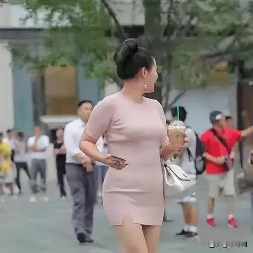 “讨厌这些中年大妈，一把年纪了，打扮的像个小姑娘，梳着丸子头，穿着短裙子……，真