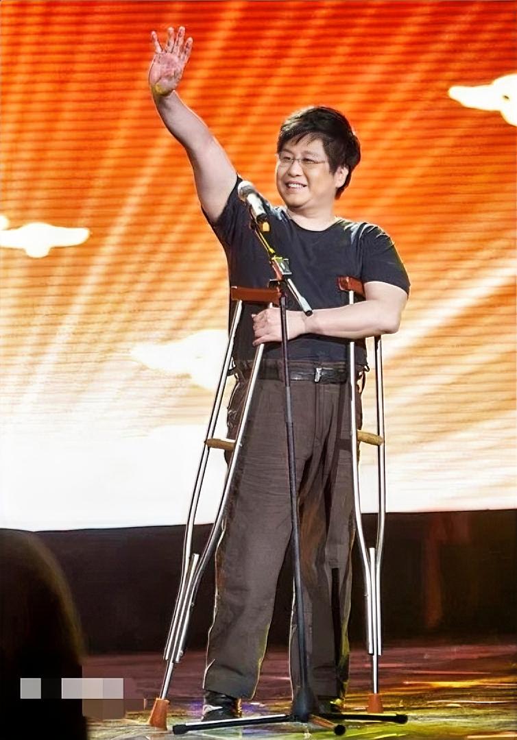 老年人郑智化这下傻眼了,不是轮椅卡门,也不是司机冷眼,而是自己一句“没人性”