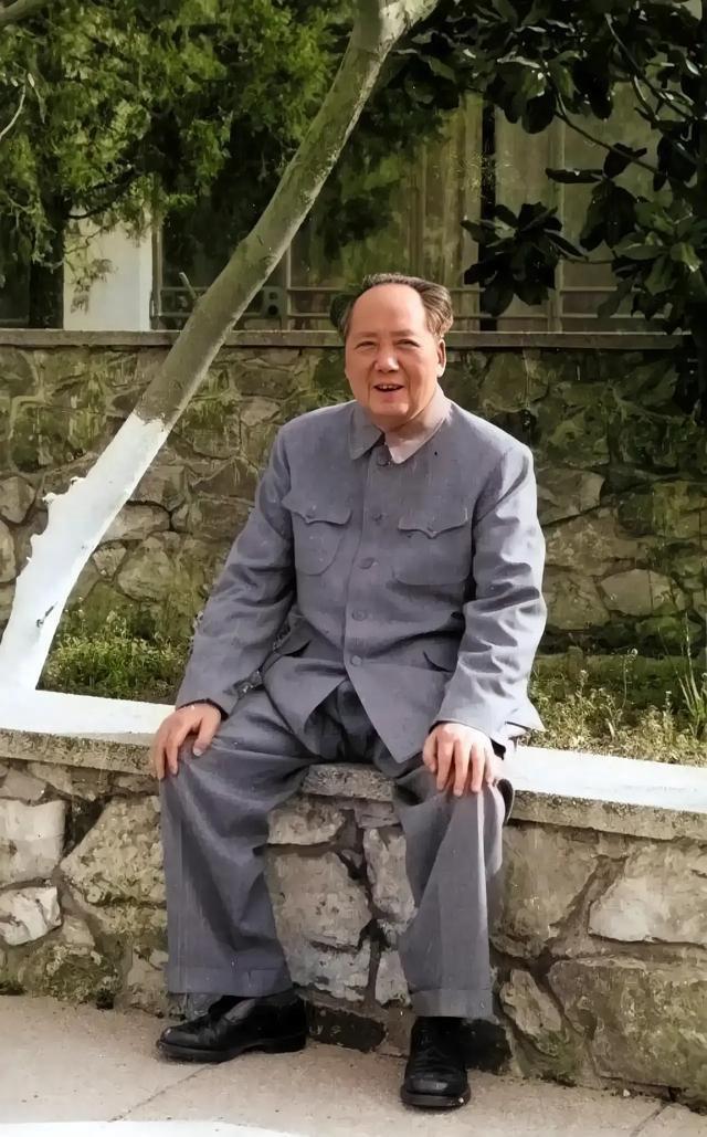 这是毛主席的笑脸照，伟人孩子似的微笑，感染了每一个中国人！毛主席从未走远，因