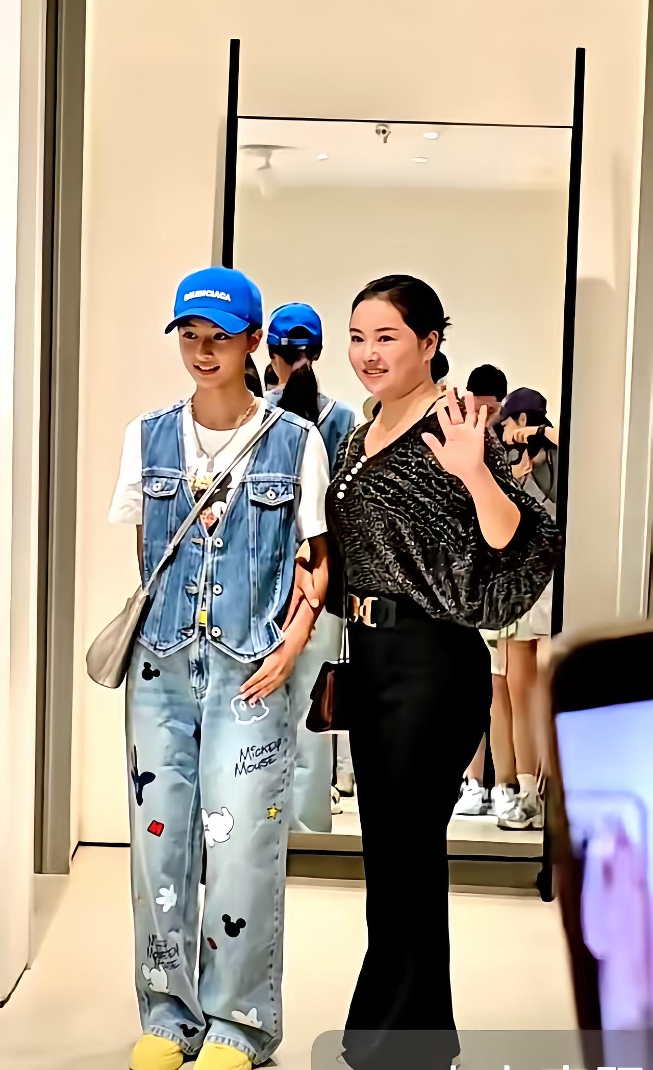 近日，大红的七七才14岁，走到哪都有妈妈的陪护，如果被导演于正签约的话，少不了要