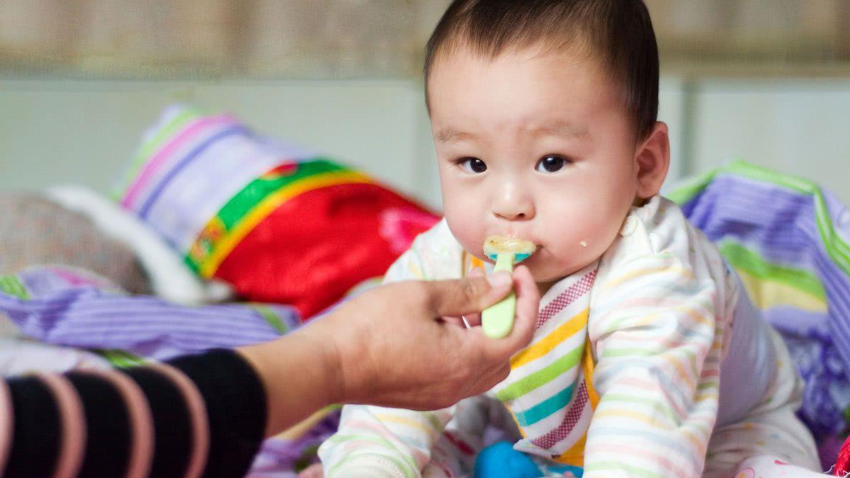 首次给宝宝吃辅食的宝妈, 这两件事务必做好, 做对了你会轻松很多