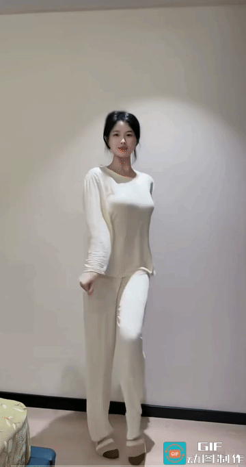 女子不是为了流量，她的舞蹈还是有一定的天赋的。她身上穿的睡衣不仅款式新颖特别，