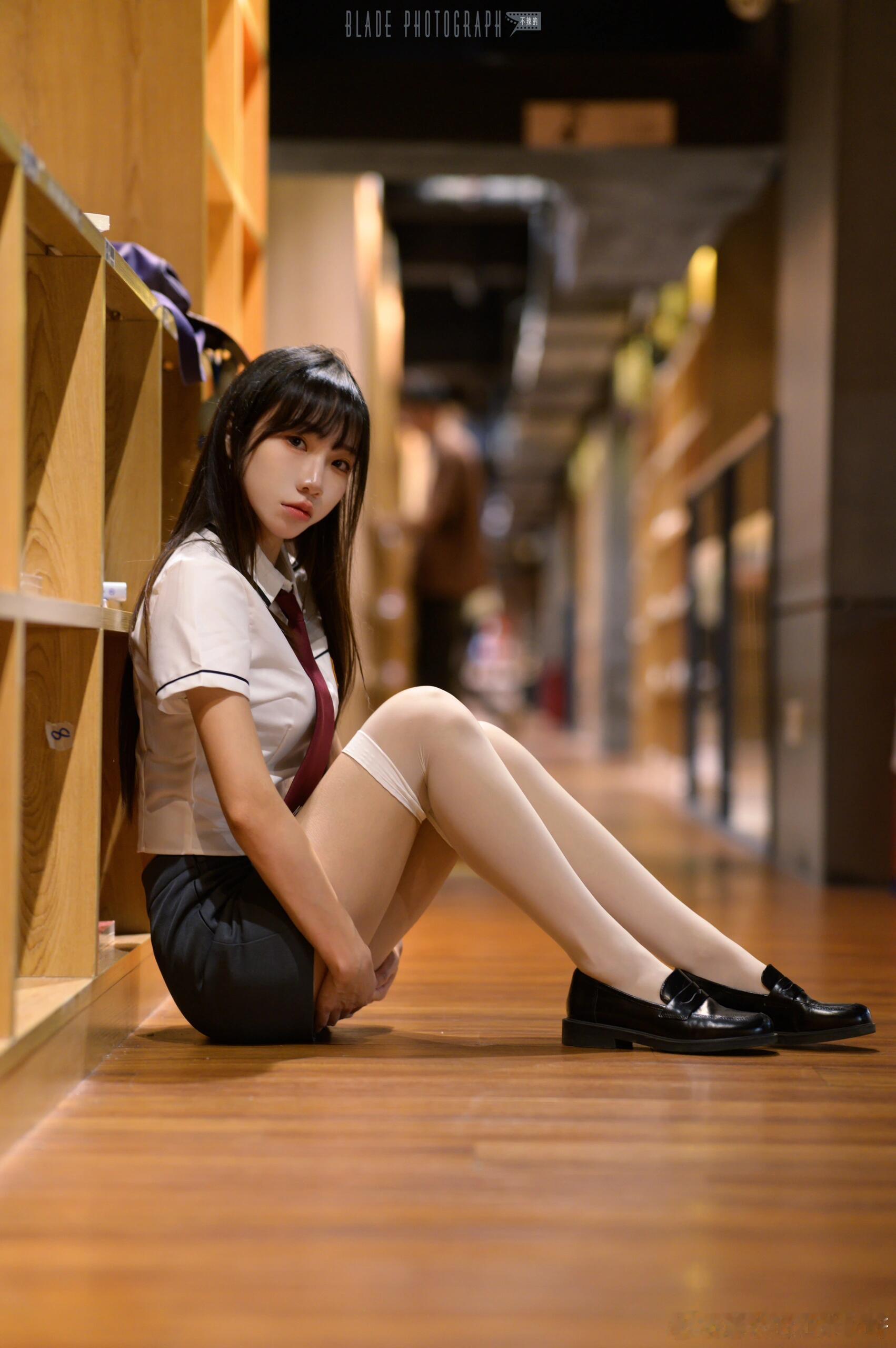 图书馆里的丝袜少女～​​​