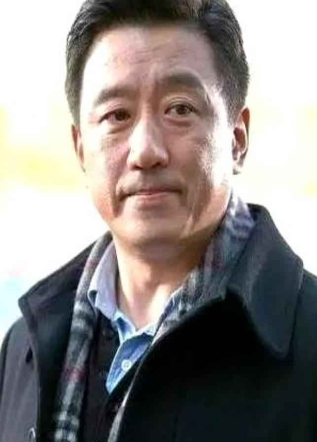 拍了70%的戏，男主角以为拿捏住了剧组，当场罢演要加钱。导演陈国军脸一沉：换人！