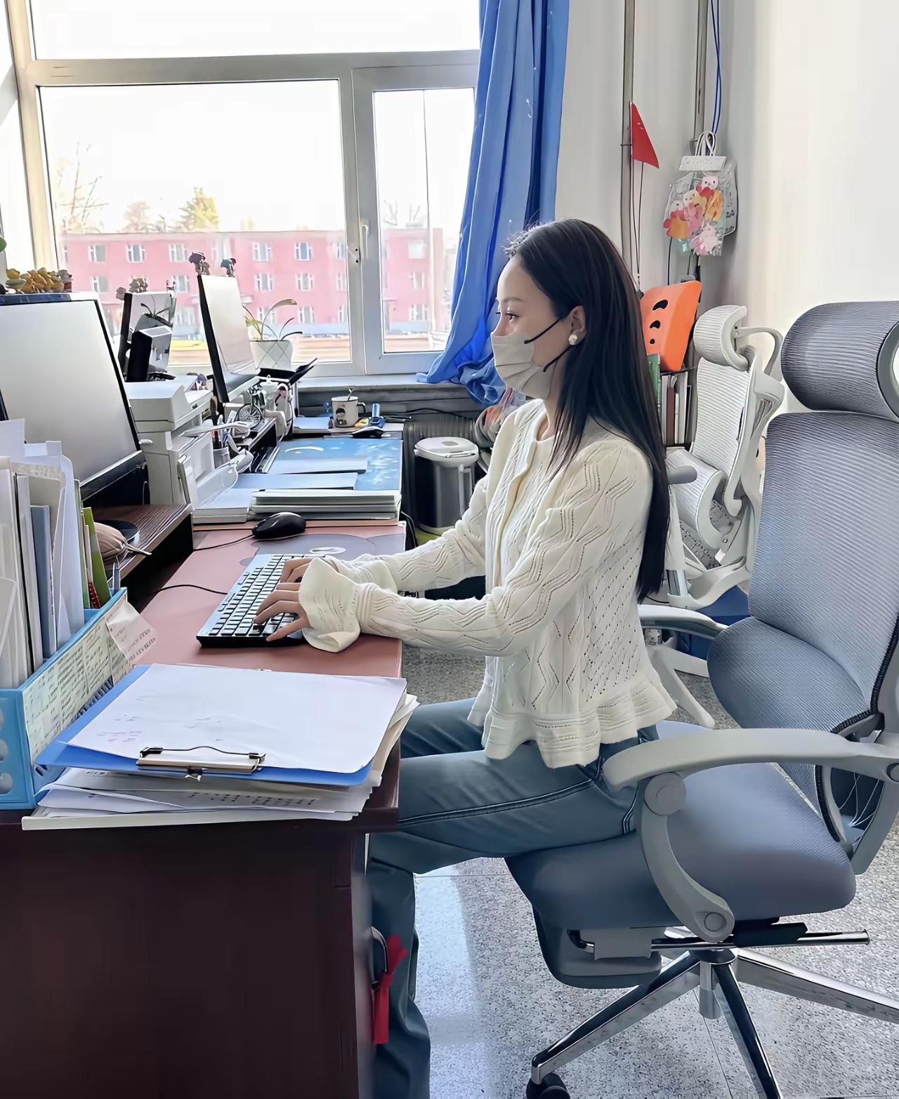 窗外来的光裹着白毛衣的软，键盘敲得轻，连文件边角都沾了点午后的松弛。