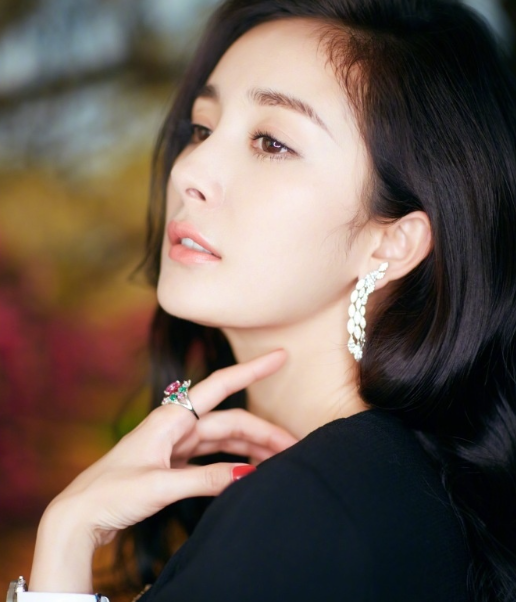 杨幂长发披肩，尽显美艳大气，举手投足间展现自信优雅