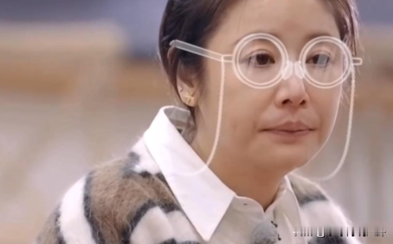 林心如一脸痛苦地说：“我现在眼睛老花了。”情商很高的蔡少芬立马共情她：“我也是，