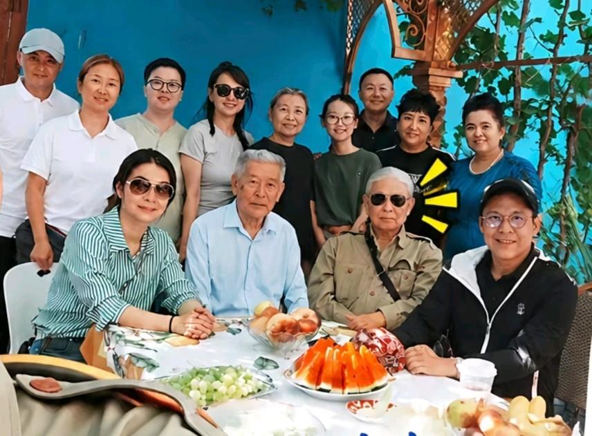 霍家新疆伊犁之行，一张合影见修养，霍震霆主动把C位让给亲家，豪门难得的谦和与尊重