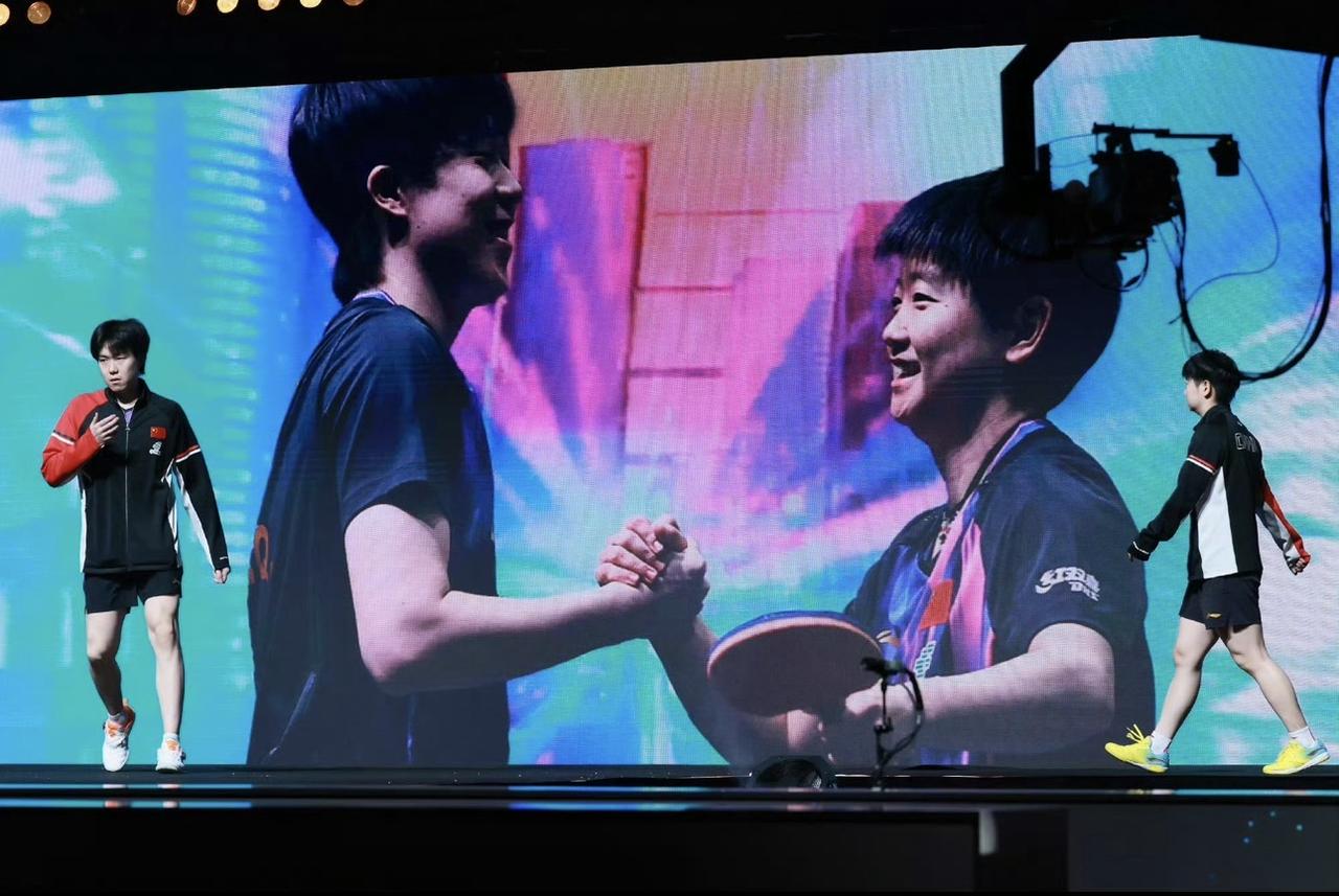 香港总决赛：3个看点值得赞扬舞台有一个大屏幕，球员出场的时候，走在大屏幕