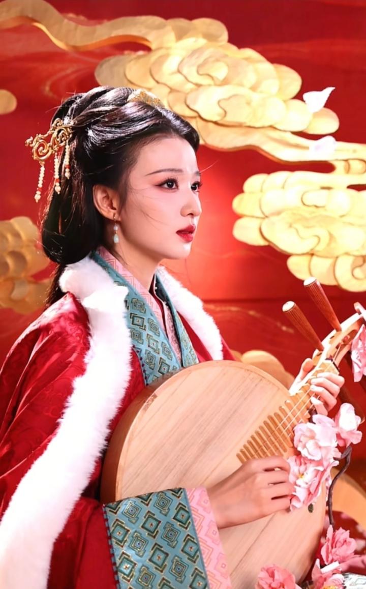 马年春晚，王楚然在《贺花神》里红衣抱琵琶，指尖轻拨琴弦的刹那，漫天花瓣随风飞舞，