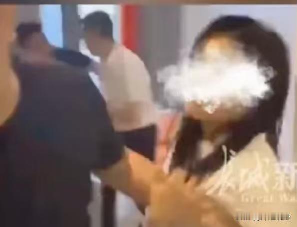 海南，女子主动撩骚男子邀约他线下见面，随后二人亲密的去酒吧约会跳舞。女子故意的来