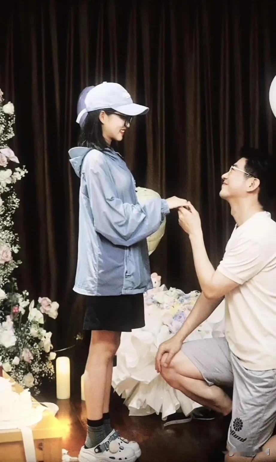 恭喜于龙向杨咩咩求婚成功啦！从此两个人就可以光明正大的撒糖啦！第一次我嗑的CP成