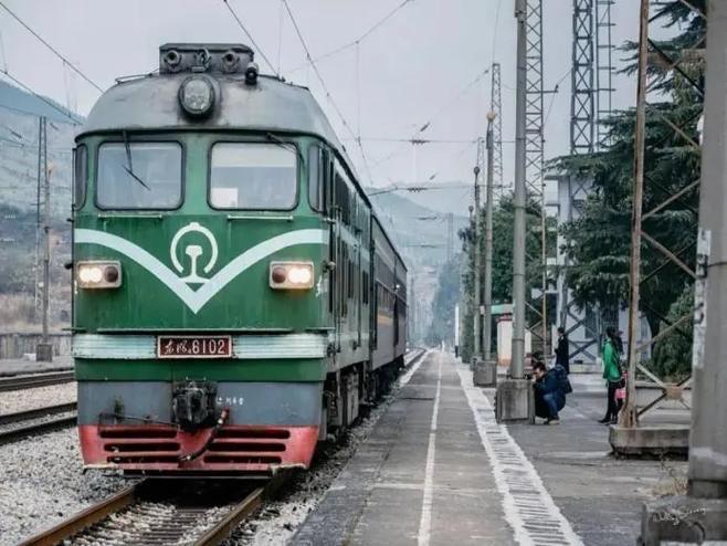 随着高铁、动车的飞速发展，现代人的出行方式变得越来越便捷、快速。几乎每个人的日常