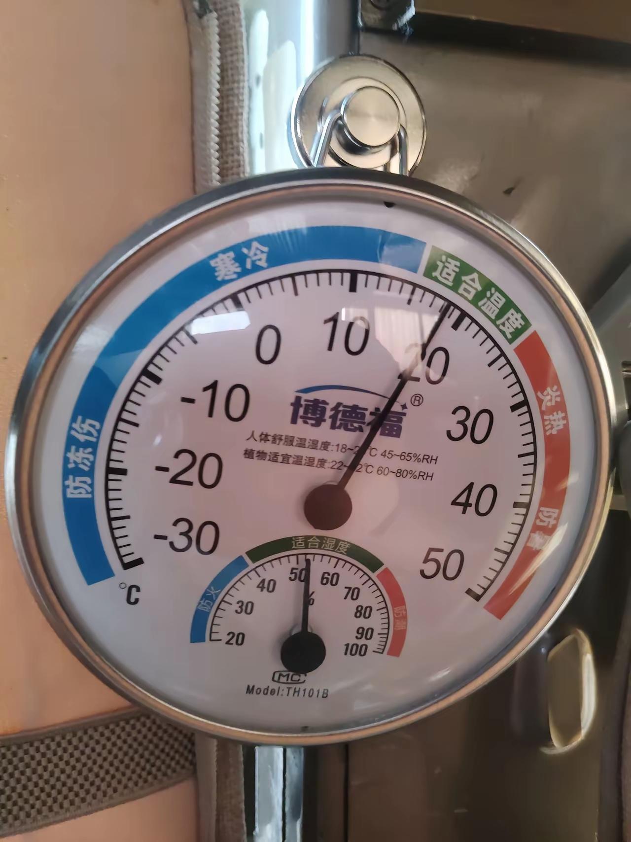 我发现，露营圈子里有个挺有意思的争议。很多人觉得，冬天开露营车出去，不加装个