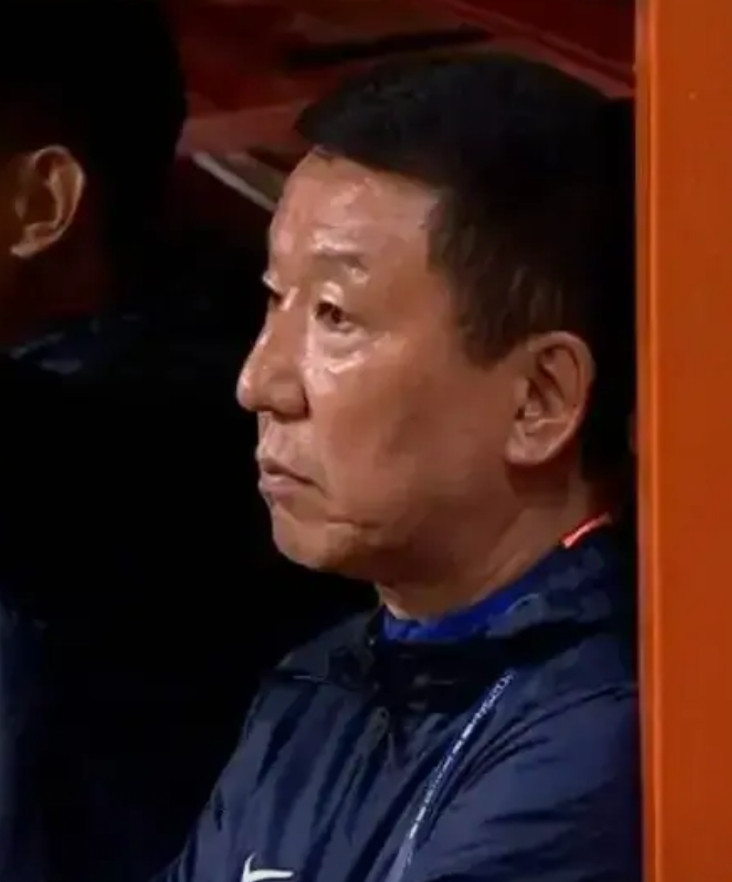 伊万走了，崔康熙为何还赖着不动？中国足协按合同约定，单方终止与伊万教练团队（外
