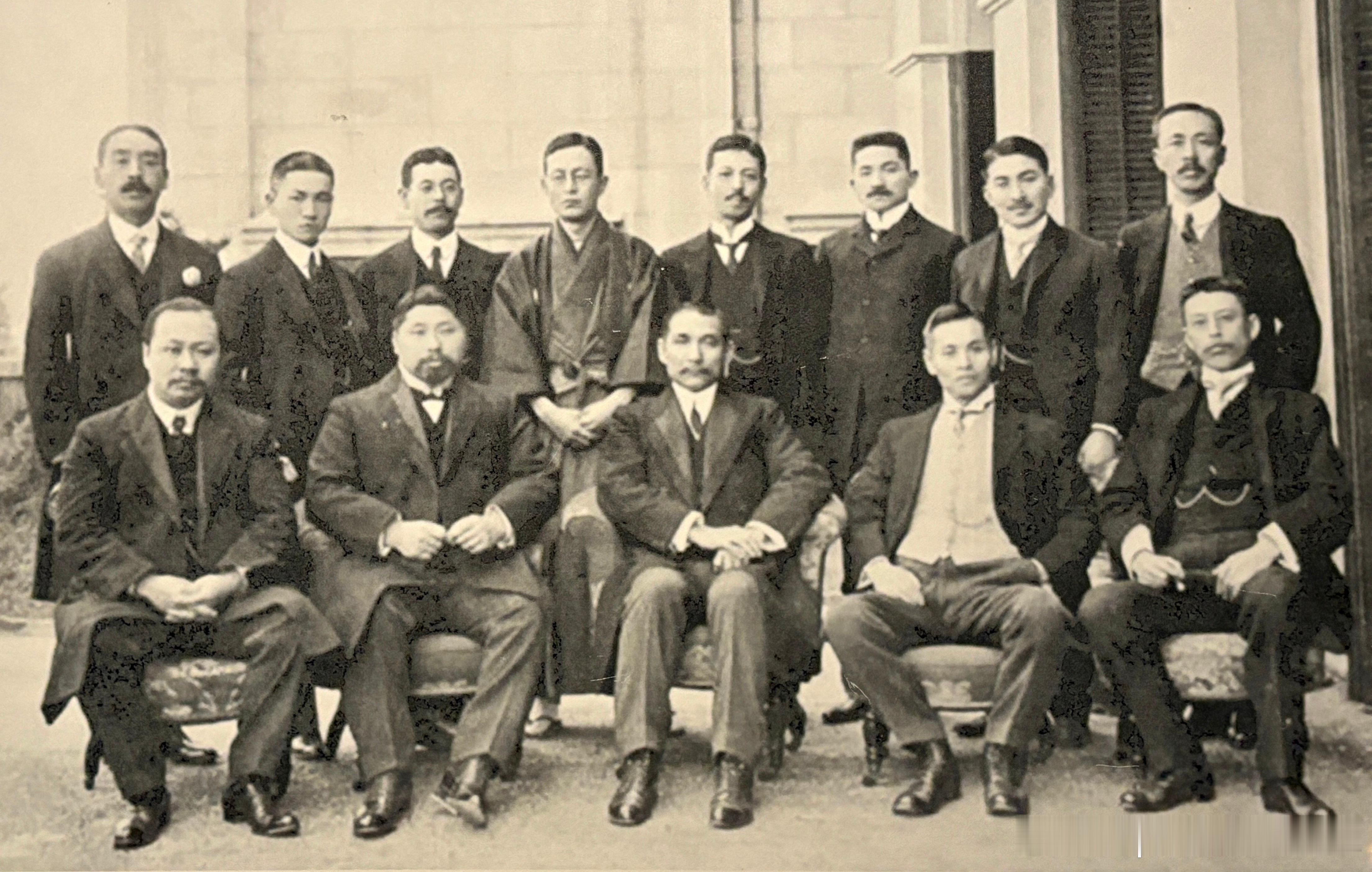 1913年4月18日孙中山、黄兴在上海正金银行与日方商讨筹建中日兴业公司时合影。