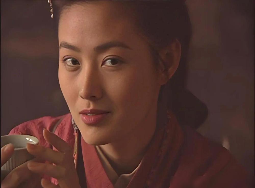 别再盯着那108将的英雄滤镜看了。98版《水浒传》能封神，靠的不是热血，而是它敢