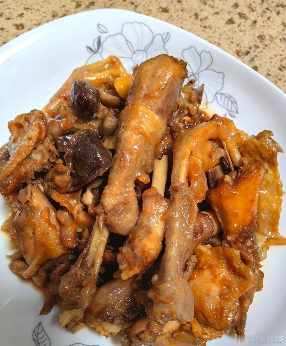 家常炒仔鸡，保姆级美味教程想做一道鲜香入味的家常炒仔鸡？安排！【食材准备】小