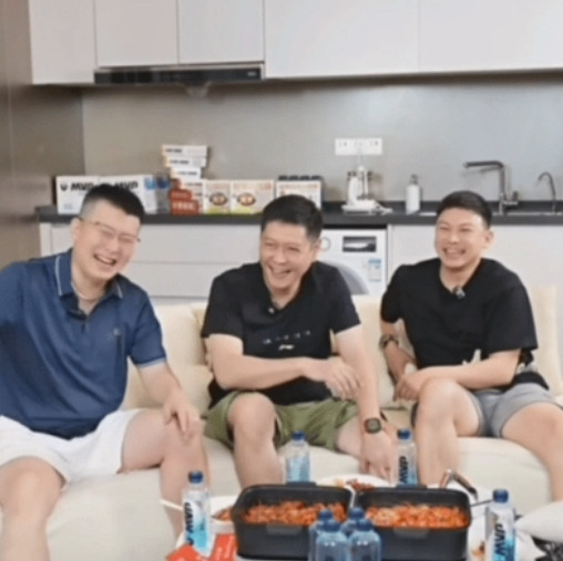 coco拍着大腿说：做教练成绩还是不错的，他也知道大家叫他老太阳。coco