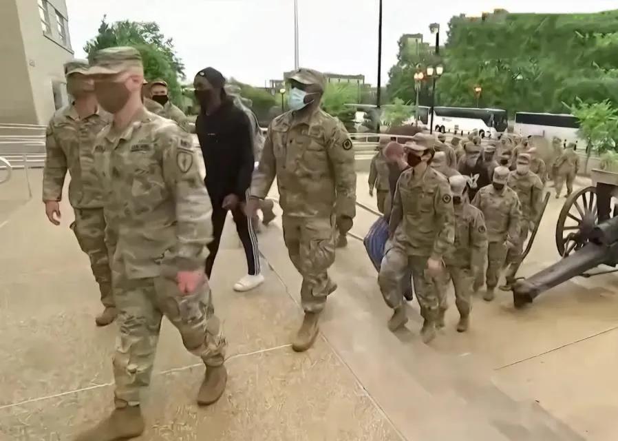 新泽西州州长菲尔·墨菲已经调动州国民警卫队协助储存和运输食品物资。菲尔·墨菲直言