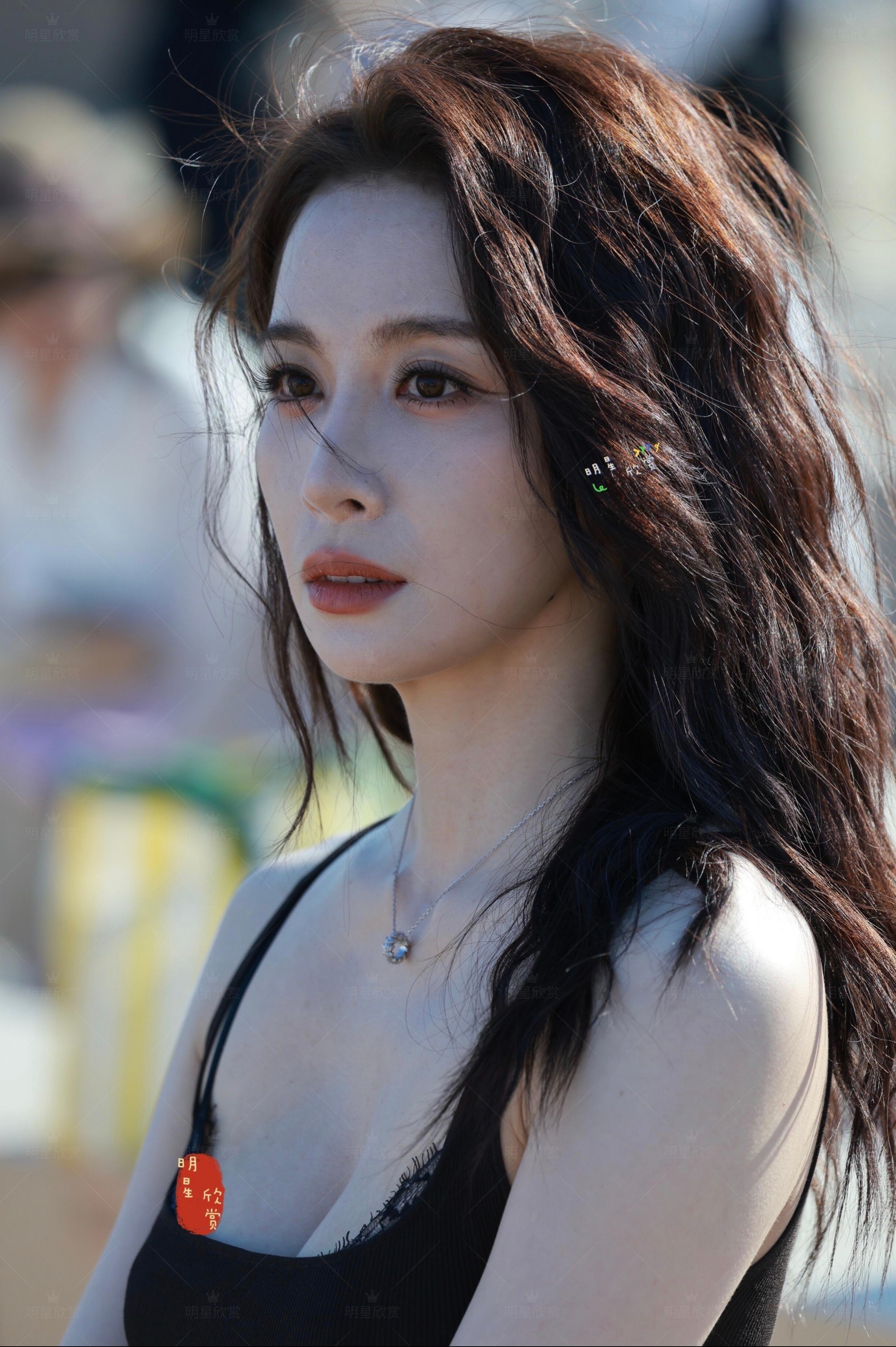 隆妮. 修身剪裁衬出匀称身材，温柔又有女人味。