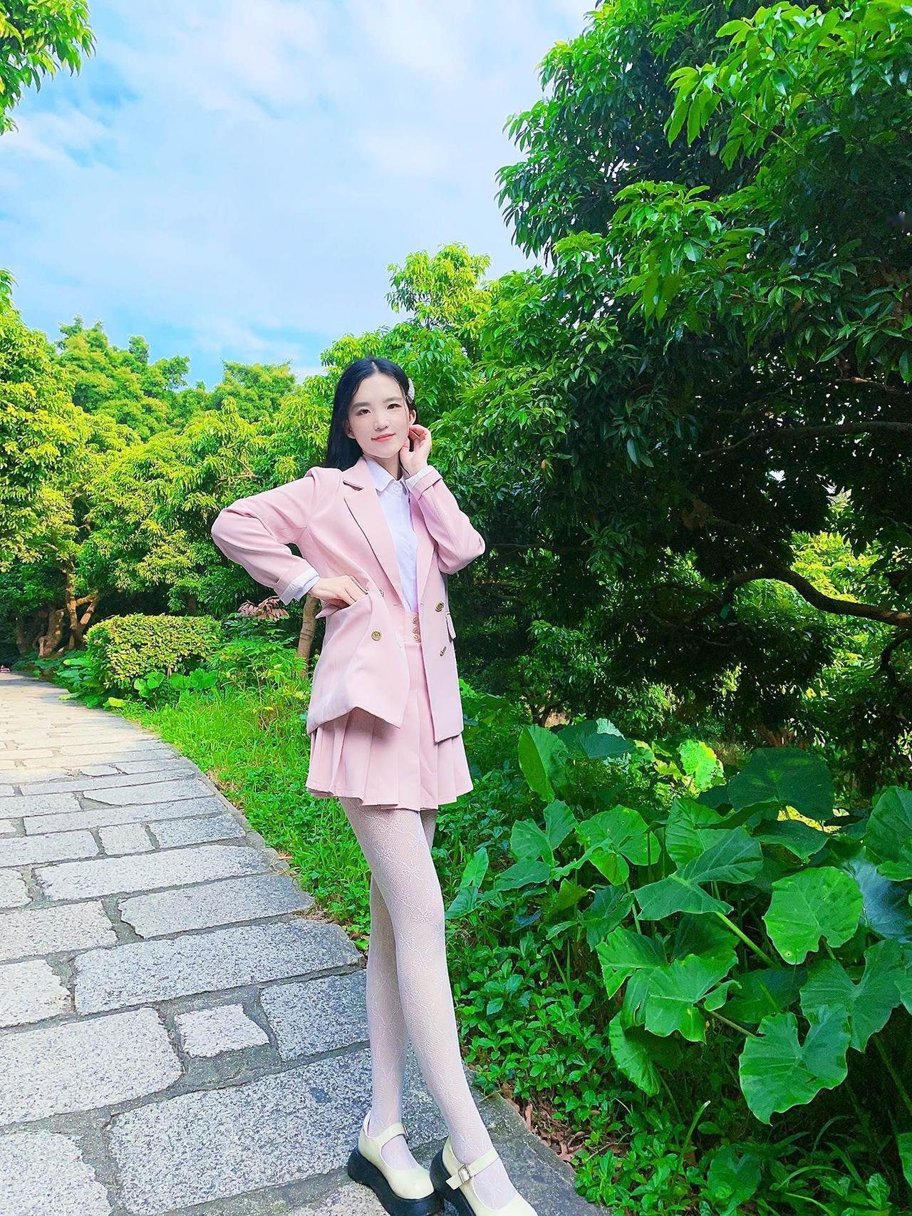 一步一步往上爬，山顶的风景在等你。美女花藤袜白丝袜穿搭今日穿搭